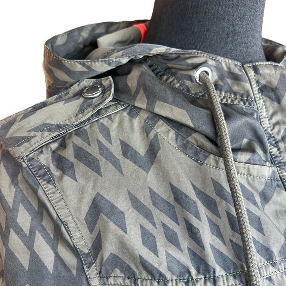 LORNA JANE BLACK WINDBREAKER ANIRAK JACKET AZTEC PRINT SIZE SMALL - Picture 2 of 10